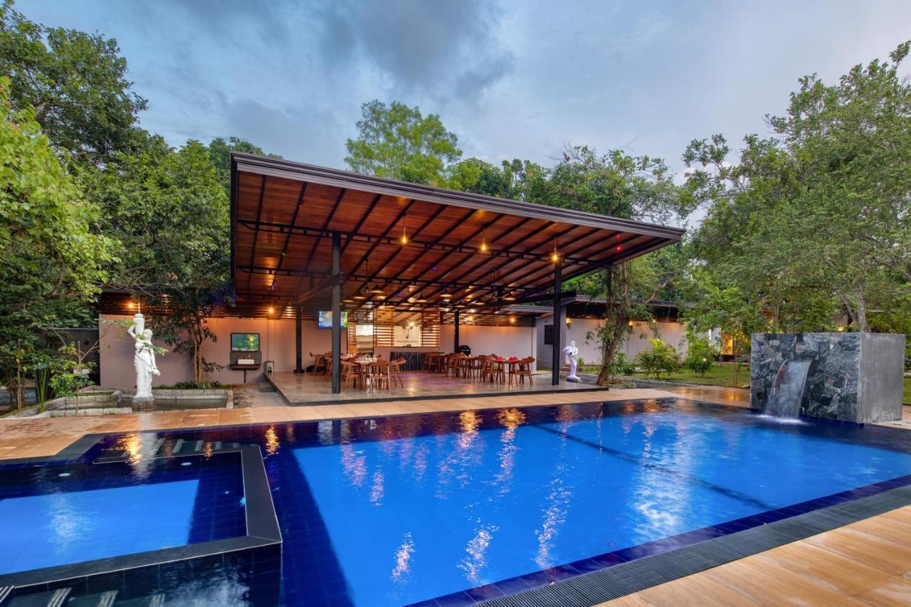 Atha Resort สิกิริยา ภายนอก รูปภาพ The swimming pool at the hotel